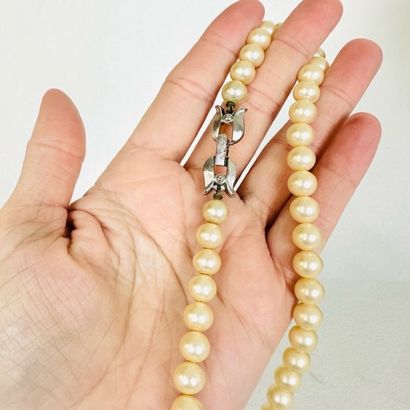 CROWN TRIFARI Vintage Mid-Century Faux Pearl Choker Necklace Silver Tone Clasp - Picture 11 of 12